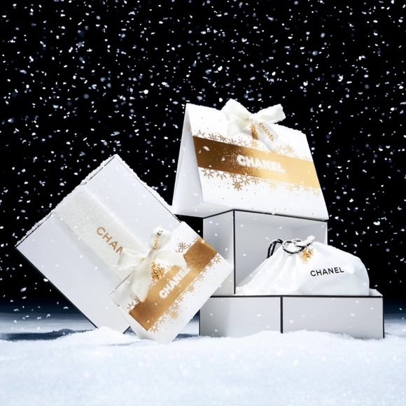 CHANEL MAXIMUM BRILLIANCE HOLIDAY LIPGLOSS SET, WITH POUCH AND CHARM - Picture 2 of 2